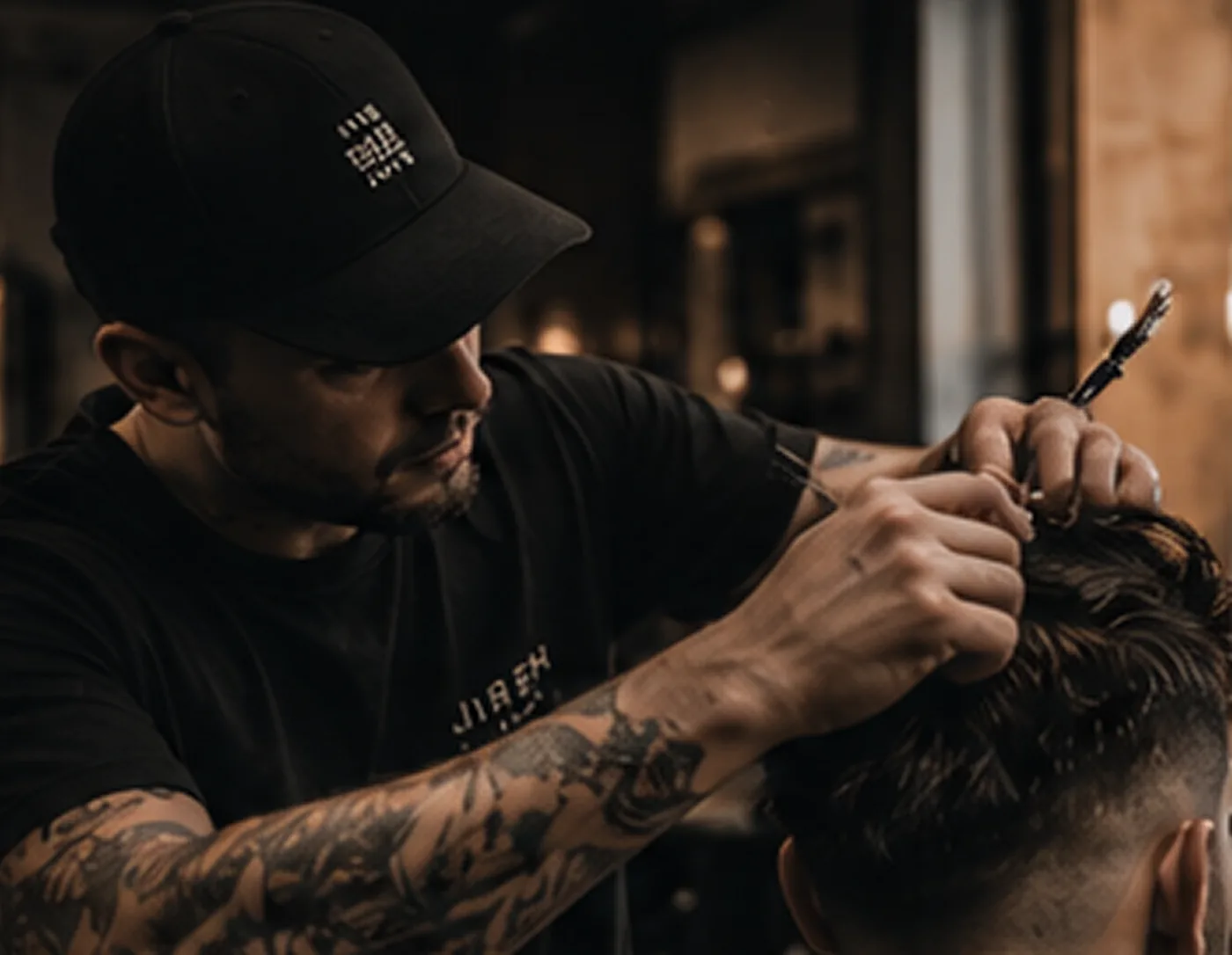 Barbero con gorra trabajando el cabello de un cliente con tijeras