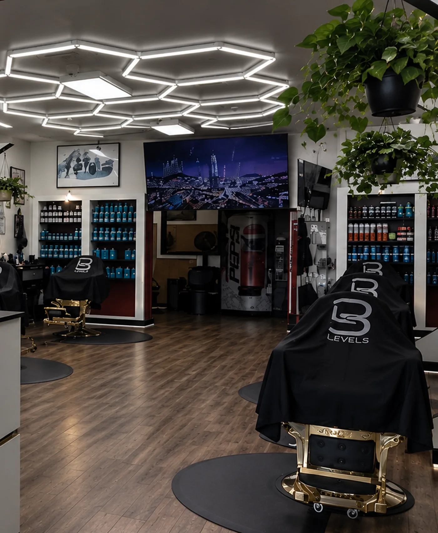 El salón de Jireh con luces hexagonales en el techo y sillas de barbero